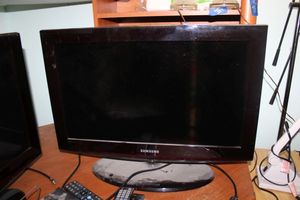 lot 299 image: Samsung LN26B460 26 LCD HDTV