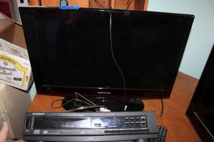 lot 300 image: Samsung LN26B460 26 LCD HDTV and Magnavox CD player