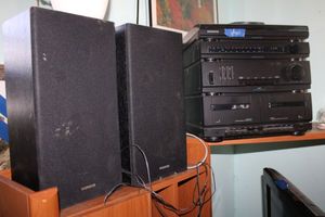 lot 301 image: Magnavox stereo and speaker system 18000264