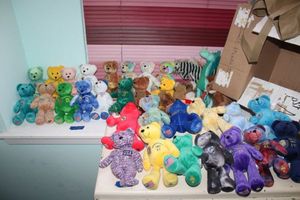 lot 304 image: TY beanie babies (Sport States) and stuffed animals