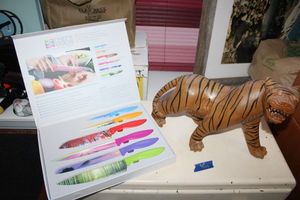 lot 308 image: Chefs Vision colorful knife set and wood carved tiger.