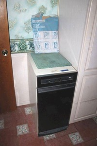 lot 409 image: Kenmore trash compactor