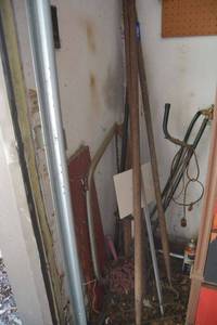 lot 362 image: Water faucet stake and garden tools - hoes, rakes, hand saw