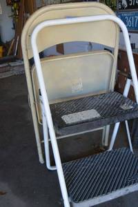 lot 405 image: 2-Step step ladder and folding chair