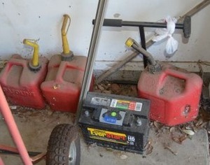 lot 404 image: Portable gas cans and Everstart car battery MAXX-H6  730