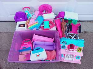 lot 7 image: Mixed Toy Set - Barbie Accessories,