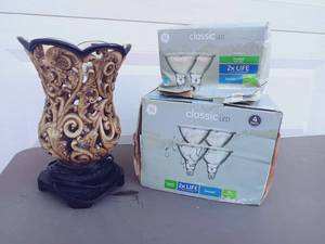 lot 40 image: Floral Swirl Lamp & Multi Pack Sets of GE ClassicLED Outdoor Floodlights