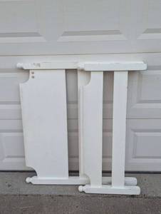 lot 17 image: White Twin Size Headboard and Footboard