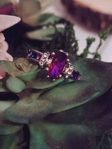 lot 190 image: Sz 8 Amethyst Tiered Stone Ring NEW with Black Jewelry Box