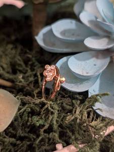 lot 176 image: Sz 6 Floral Tie Gold Finished Stainless Steel Ring NEW with Black Jewelry Box