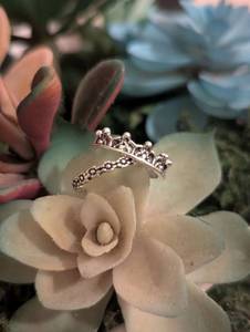 lot 172 image: Sz 6 Fleur de Lis Crown Band and Floral Set Ring Set NEW with Black Jewelry Box