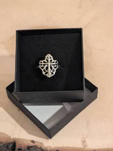 lot 164 image: Sz 7 Sterling Silver Antique Style Cross Ring NEW with Black Jewelry Box