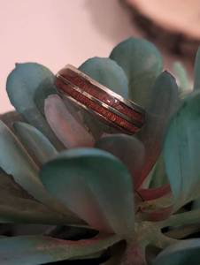 lot 159 image: Sz 8 (18 mm) Whiskey Barrel tungsten Band with Wood Inlay NEW with Black Jewelry Box