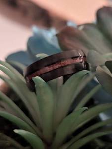 lot 149 image: Sz 11.5 (21 mm) Mens Whisky Barrel Tungsten Wood Ring NEW with Black Jewelry Box