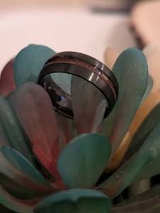 lot 141 image: Sz 10.5 (20mm) Mens Whisky Barrel Tungsten Wood Ring NEW with Black Jewelry Box