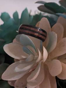 lot 226 image: Sz 8 (18mm) Mens Whisky Barrel Tungsten Wood Ring NEW with Black Jewelry Box