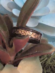 lot 223 image: Sz 9 Mens Two-Tone Celtic Dragon Wedding Band NEW with Black Jewelry Box