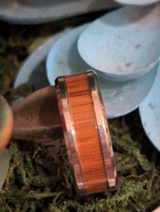 lot 213 image: Sz 9 (19 mm) Tungsten Mens Wedding Band with Koa Wood Inlay NEW with Black Jewelry Box
