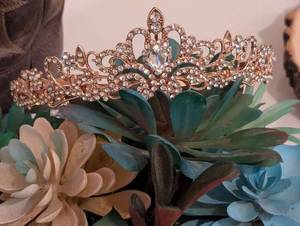 lot 195 image: Tiara Coronas Para Mujer Rose Gold Sheen Rhinestone Crown NEW