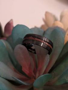 lot 260 image: Sz 8 (18mm) Mens Whisky Barrel Tungsten Wood Ring NEW with Black Jewelry Box