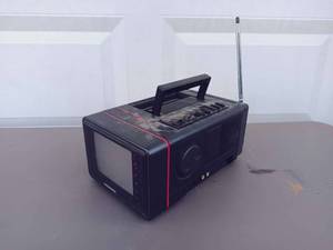 lot 329 image: Vintage Magnavox CJ3922 CH03 Perfect View Portable 5 AC DC Color TV Radio