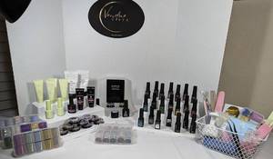 lot 12 image: Nail Salon Kit wUV Light