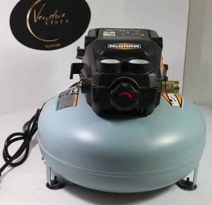 lot 40 image: Pancake 3 gal 110 AirCompressor -  Like new