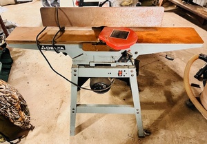 lot 10 image: DELTA 37-190 6-Inch Deluxe Jointer with Stand