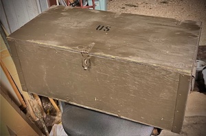 lot 60 image: Vintage 1985 Military Foot Locker