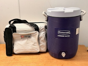 lot 73 image: Blue Rubbermaid Gott 5 Gallon Drinking Water Cooler Model 1685 &amp Igloo Marine Ultra Square Cooler Lunch Box&nbsp