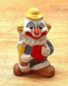 lot 188 image: Vintage Ceramic Happy Ruffle Home Decor & Circus Clown