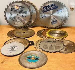 lot 258 image: Sixteen Assorted Saw Blades