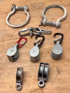 lot 264 image: Three (3) Clevis Shackles, Four (4) Two Wheel Pullies, One (1) Single Wheel Pulley, &amp Four Carabiner Clips
