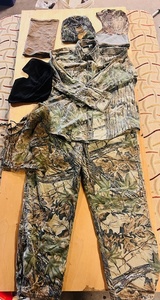 lot 270 image: Vintage Duxbak Realtree Camo Pants Men 38x32 90s USA,Vintage Sports Afield XL Real Tree Camouflage Military Hunting Shirt WHunting Head Coverings - Including Full Mesh &amp Remington Beanie