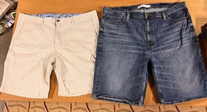lot 275 image: Tommy Bahama & Signature Levi Strauss & Company Mens Shorts Size 42