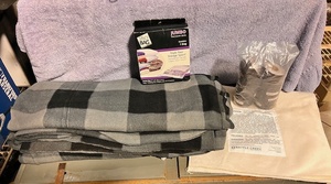 lot 335 image: Flannel Blanket, New Jumbo Vacuum Seal Space Bag, 4000 Labels, &amp Heat Pack