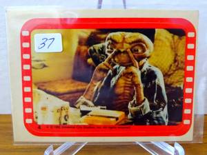 lot 37 image: VINTAGE 1982 ET THE EXTRATERRESTRIAL TRADING CARD STICKER