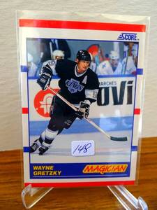 lot 148 image: Wayne Gretzky (HOF) Magician Score 1990 (A678)