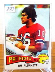 lot 373 image: VINTAGE 1975 Topps #321 Jim Plunkett New England Patriots $$