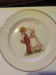 lot 234 image: Gift of Love plate By Holly Hobbie limited edition qty 1 in pink box