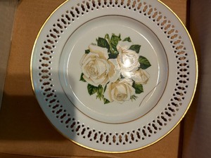 lot 246 image: The 12 ROSE PLATE  , John F Kennedy limited edition 1979- Danbury Mint collection