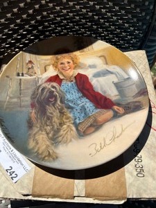 lot 242 image: KNOWLESCOLLECTOR PLATES - Annie and Sandy # E-19828-- The Professor # 19904E-- The Veteran # 17959E qty 3