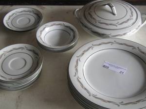 lot 31 image: Noritake China Dishes 5 dinner plates, 7 saucers, 3 berry bowls, covered serving dish
