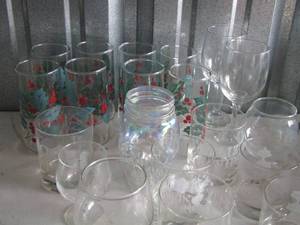 lot 41 image: various clear glass drinking glasses, qty 8 mistletoe tea glasses