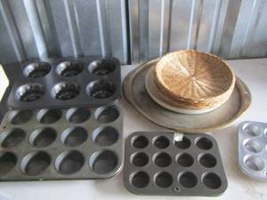 lot 48 image: muffin pans, wicker plate mats, baking pans