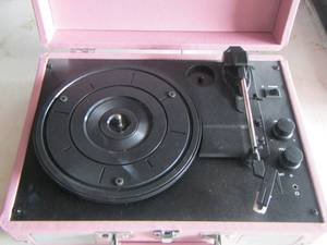 lot 54 image: Crosley record player in good condition pink in color