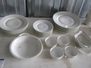 lot 56 image: Theodore Havilland dishes, gravy boat, 4 handled coffee cups, 6 saucers, 7 dessert plates, 6 dinner plates