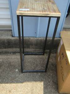 lot 85 image: 28 12 x 12 planters table