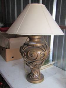 lot 93 image: large table lamp in nice condition