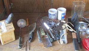 lot 128 image: kitchen utensils, coffee cups